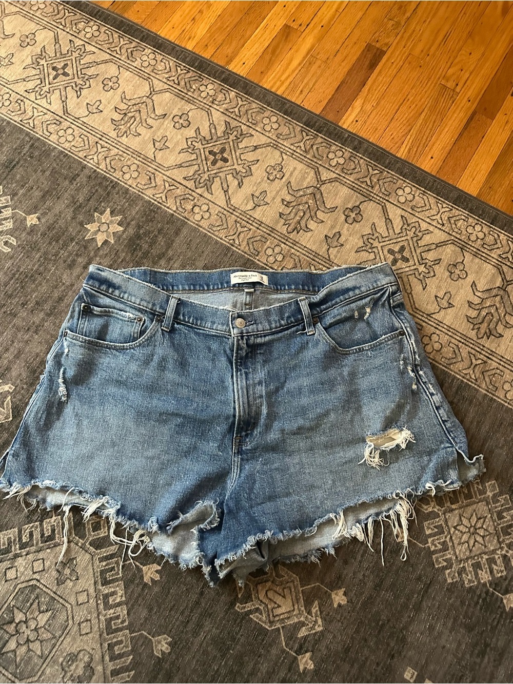 Abercrombie & Fitch Light Wash Curve Love High Rise Cut Off Short